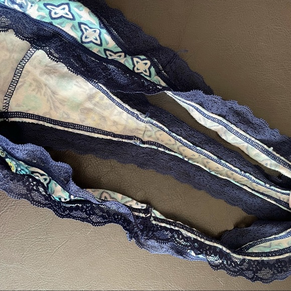 NWOT Victoria’s Secret Thong - Picture 3 of 4